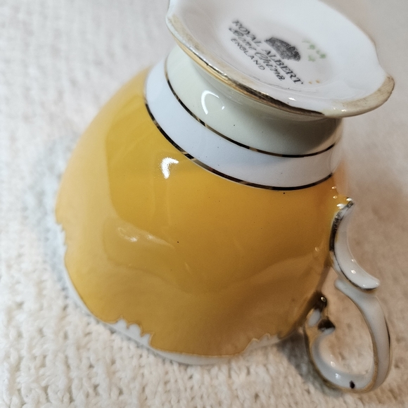 Royal Albert Teacup and Saucer YELLOW GOLD Pattern/Trim Flowers RARE Vintage - Picture 14 of 15